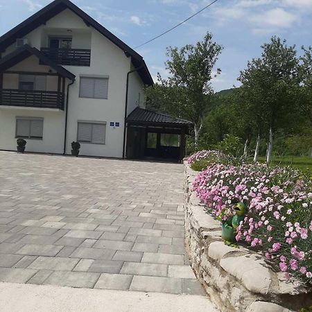 Apartments Paradise Licko Petrovo Selo Exterior photo