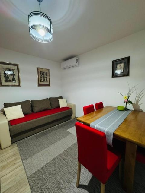 Apartments Paradise Licko Petrovo Selo Exterior photo