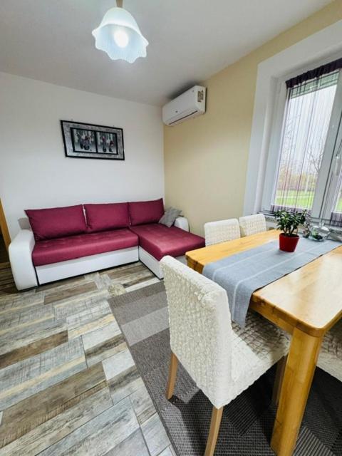 Apartments Paradise Licko Petrovo Selo Exterior photo