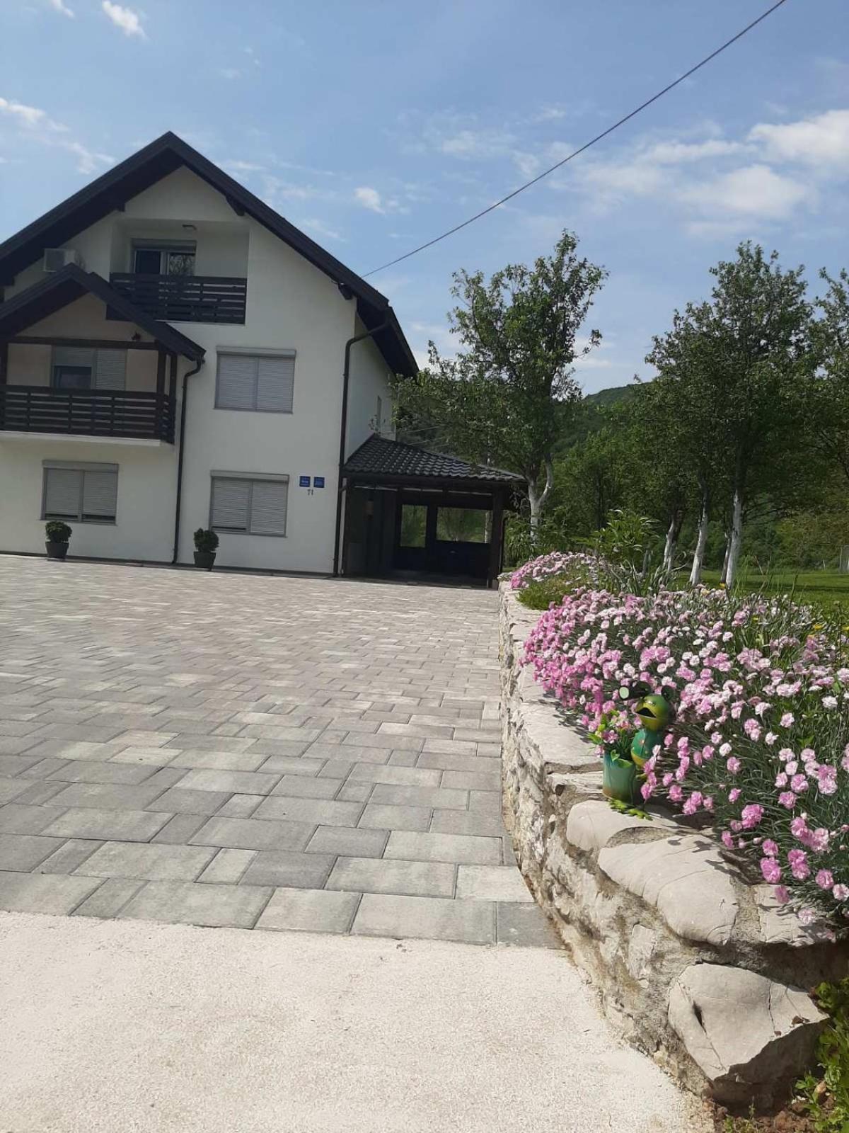 Apartments Paradise Licko Petrovo Selo Exterior photo