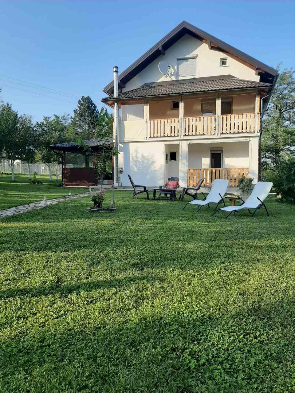 Apartments Paradise Licko Petrovo Selo Exterior photo