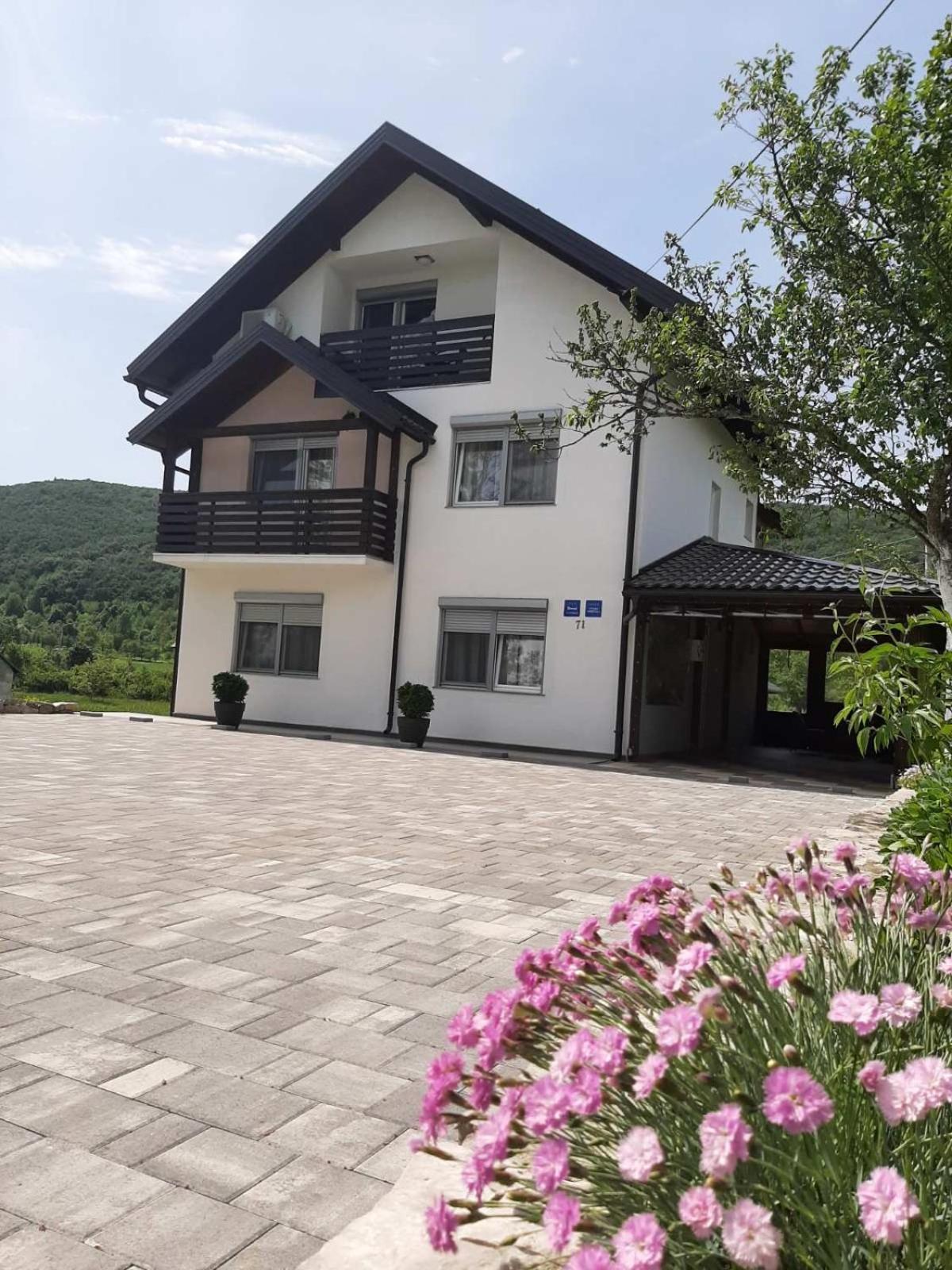 Apartments Paradise Licko Petrovo Selo Exterior photo
